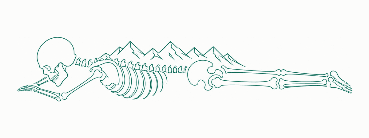 Bergblick Physiotherapie — Line-Art: liegendes Skelett, dessen Wirbelsäule in eine Bergkette übergeht